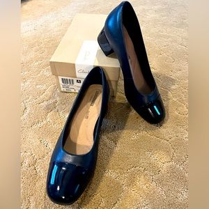 Clarks Chartli Diva Navy Pump With Patent Cap Toe Size 9